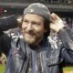 Eddie Vedder rocks Walter Payton jersey at Pearl Jam concert (News)