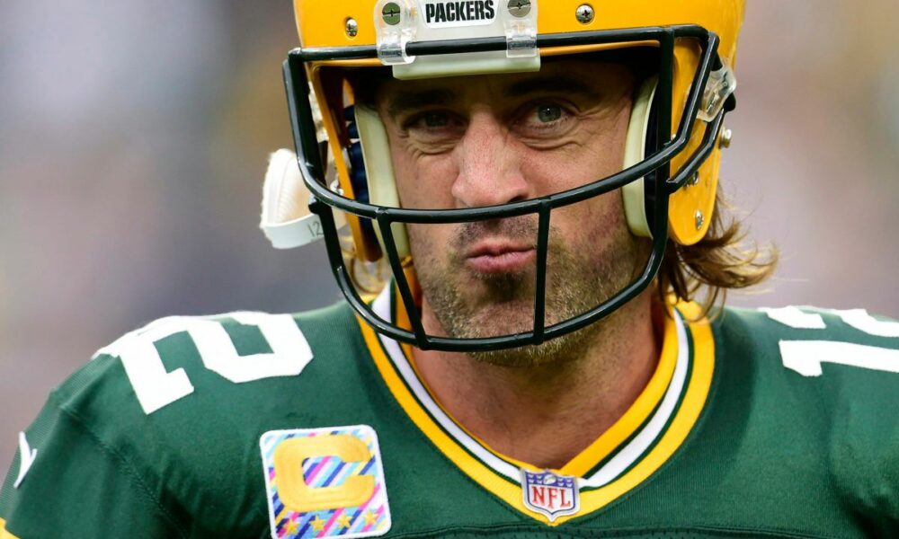 NFC North: Aaron Rodgers has broken thumb on throwing hand (2022 Season)