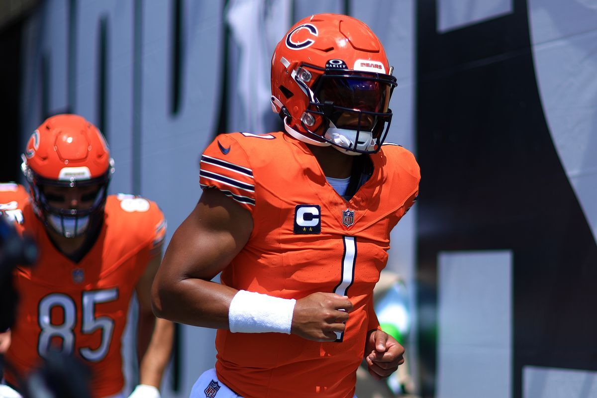 Justin Fields impressing teammates, coaches at Bears OTAs (2022 Season)