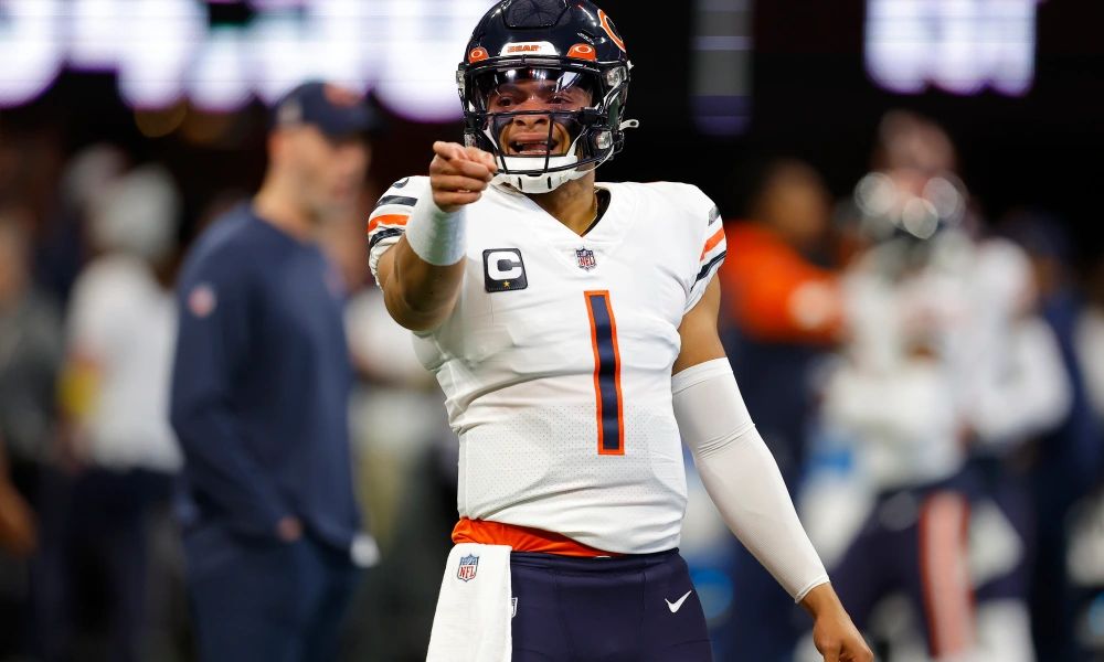 Matt Eberflus says Justin Fields is 'day-to-day' with left shoulder injury (2022 Season)