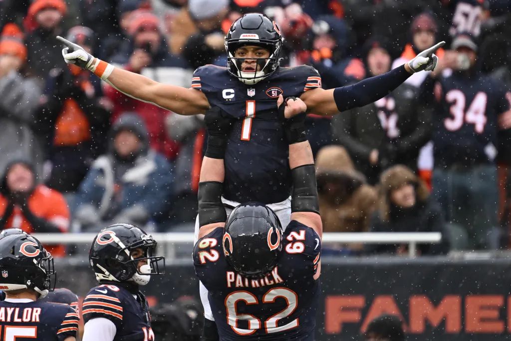 Justin Fields continues to impress Bears teammates even in losing effort (2022 Season)
