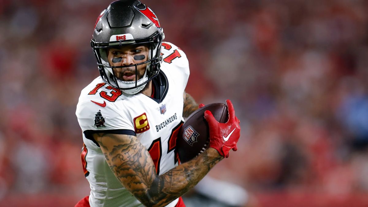 Should the Bears pursue Buccaneers WR Mike Evans in free agency? (Free Agency)
