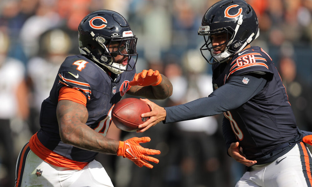 Caleb Williams hands to D'Andre Swift Chicago Bears