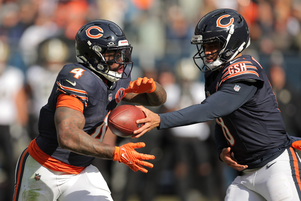 Caleb Williams hands to D'Andre Swift Chicago Bears